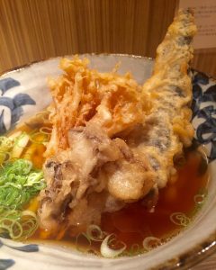 本町製麺所 三種のきのこと秋秋刀魚の天麩羅うどん