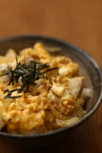 日本橋だし研究所の白だしで作るふわふわ親子丼