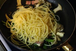 パスタを混ぜ合わす