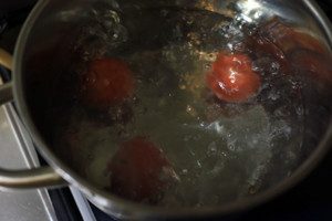 トマト茹でる