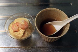 別皿によそい、とろみ餡、飾りを載せて完成