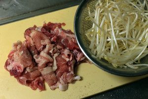 豚肉は食べやすい大きさに切り