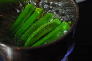 オクラは沸騰したお湯でサッと下湯でする。