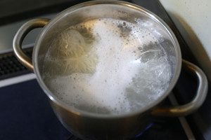 大きめの鍋で沸騰させたお湯の中にそうめんをパラパラとほぐして入れ、再び沸騰したら中火で1分半程度湯でる。