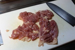 鶏もも肉は4等分したあと、味がしみ込みやすいように、包丁で、格子状に切り込みをいれる