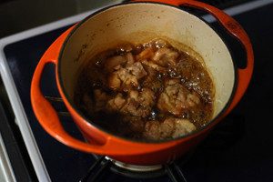 鶏肉が柔らかくなるまで煮込んだら、醤油と蜂蜜を加える。