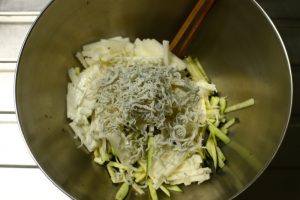 ボウルに出汁と●の調味料を入れてよく混ぜ合わせ、水茄子、長芋、しらすを加えてよく混ぜる。