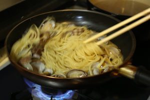 茹で上がったパスタと白だしを加え全体ががしっかり混ざるようにフライパンを揺らしながら混ぜあわせる（中火）