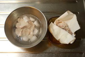 豚肉は、沸騰させたお湯でサッと茹でたあと、冷水でしめ、水気をきっておく。