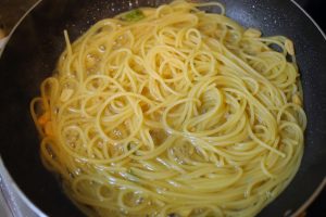 【4】にパスタと【3】の出汁を加え、混ぜながら煮詰める。牡蠣と菜の花も加えて全体を優しく混ぜる。