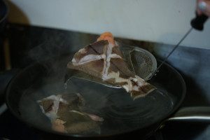 フライパンで沸騰する手前で火をとめたお湯にカレイをそっと入れ霜降りをする（煮崩れの防止になります）