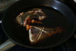 別のフライパンに、白だし、●の調味料を入れ、カレイを入れて中火にかける。