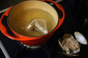 沸騰した頃にはまぐりの口が開くので、取り出しておく（アクは取り除く）その後5分程中火で煮てだしを取る