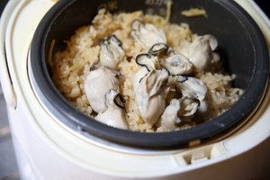 炊きあがったら、すぐに牡蠣を炊飯器の中にいれ、10〜15分程度蒸らす。